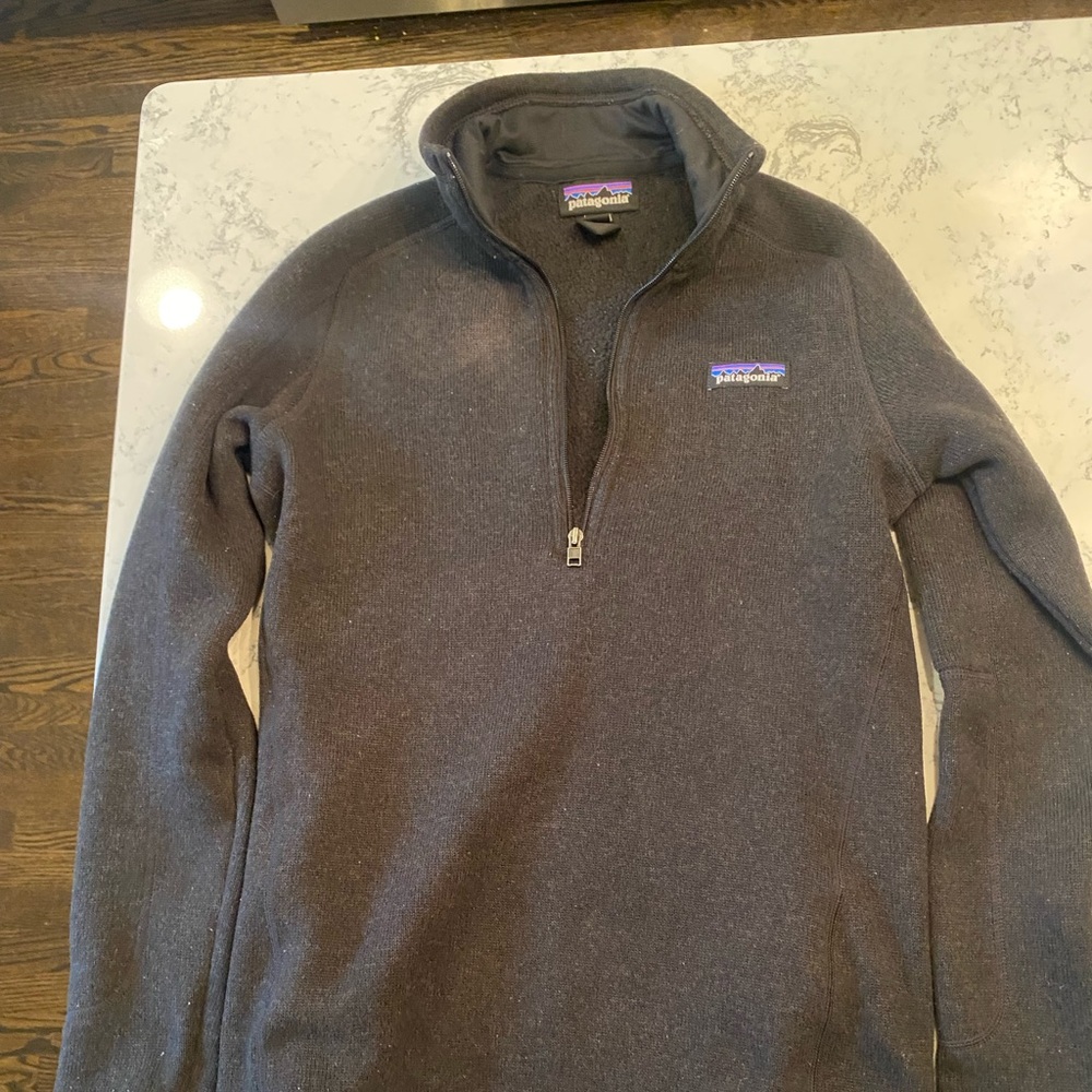 Women’s XS charcoal gray Patagonia quarter-zip fleece.